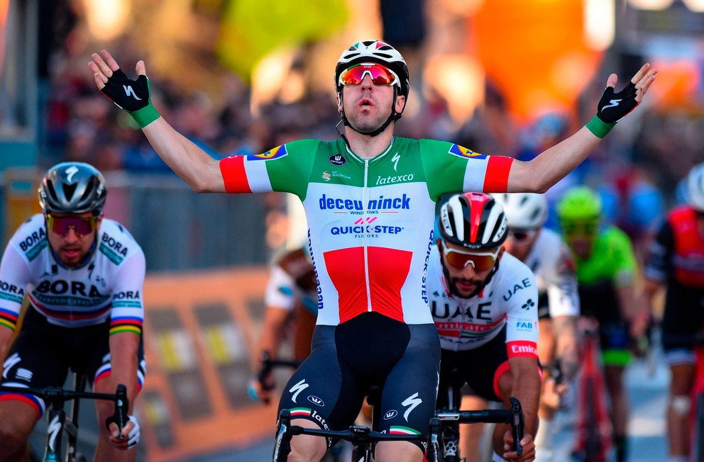 Elia Viviani sa teší z triumfu v 3. etape Tirrena-Adriatica 2019 pred Petrom Saganom.