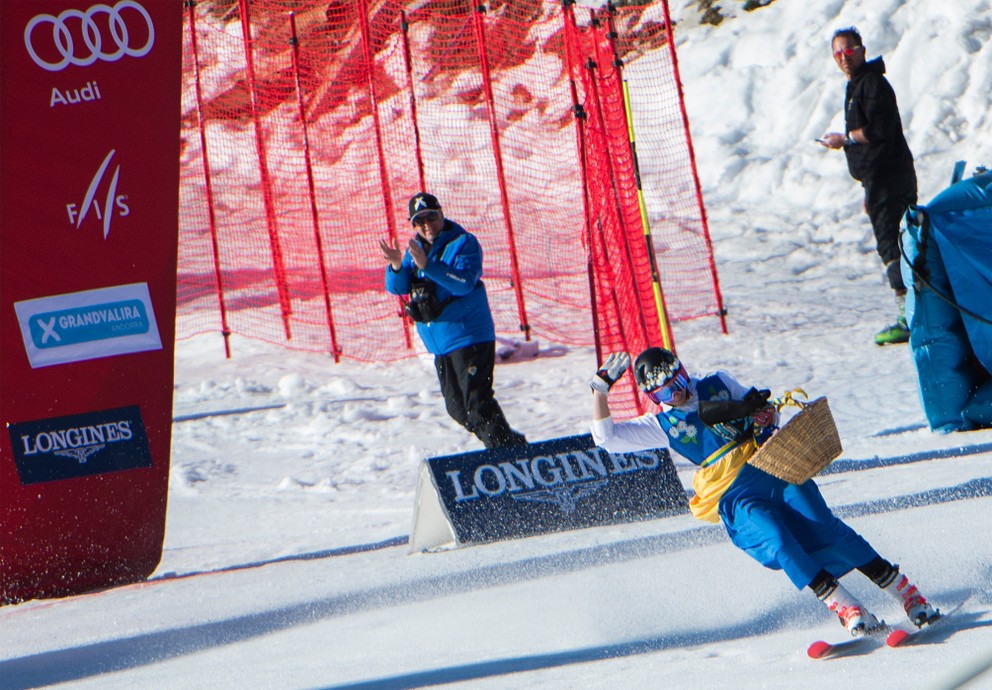 Na snímke švédska lyžiarka Frida Hansdotterová prichádza v národnom kroji a s košíkom koláčov do cieľa 1. kola finálového obrovského slalomu Svetového pohára v zimnom stredisku Soldeu v Andorre v nedeľu 17. marca 2019. Švédska lyžiarska stálica ukončila v Andorre svoju aktívnu kariéru.
