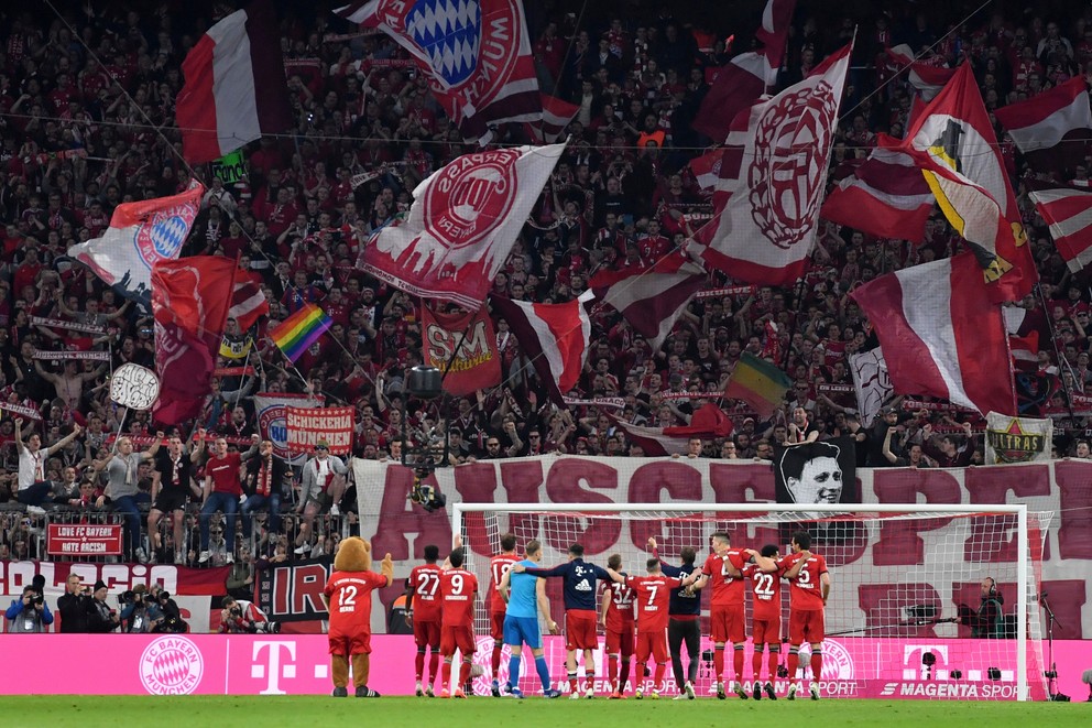 Hráči Bayernu Mníchov sa radujú s fanúšikmi.