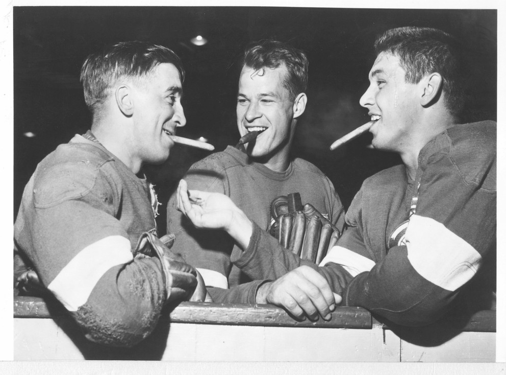 Skvelý útok Detroitu Ted Lindsay, Gordie Howe a Alex Delvecchio (zľava).