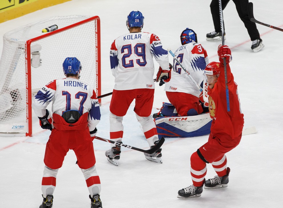 Sergej Andronov (vpravo) oslavuje gól v zápase Rusko - Česko na MS v hokeji 2019.