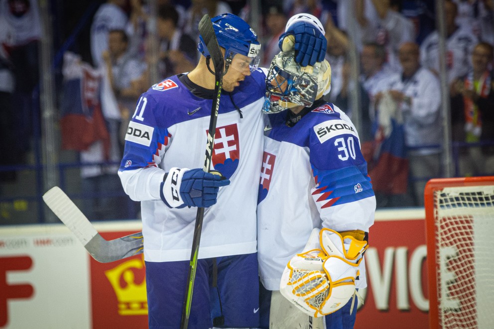 Denis Godla a Erik Černák po zápase Slovensko - Veľká Británia na MS v hokeji 2019.