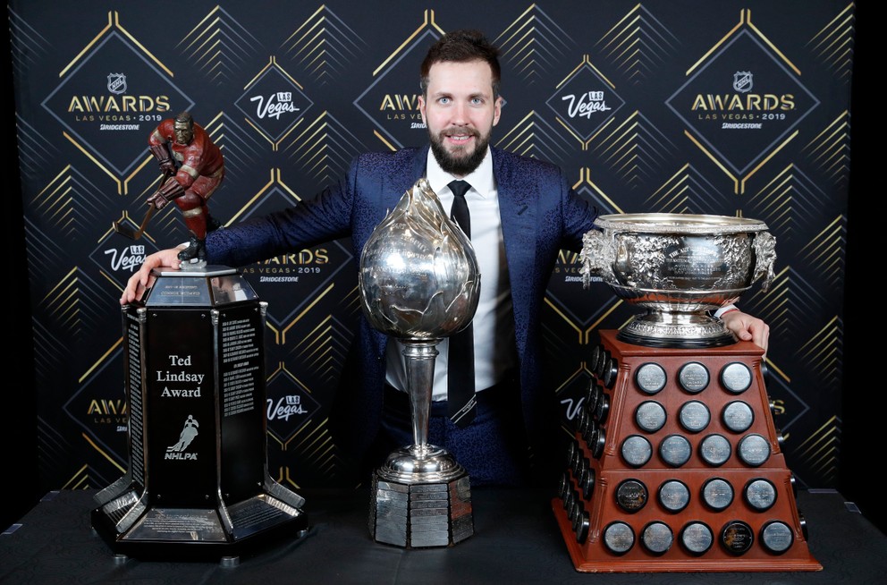 Nikita Kučerov s trofejami, Zľava Ted Lindsay Award, Hart Memorial Trophy a Art Ross Trophy.