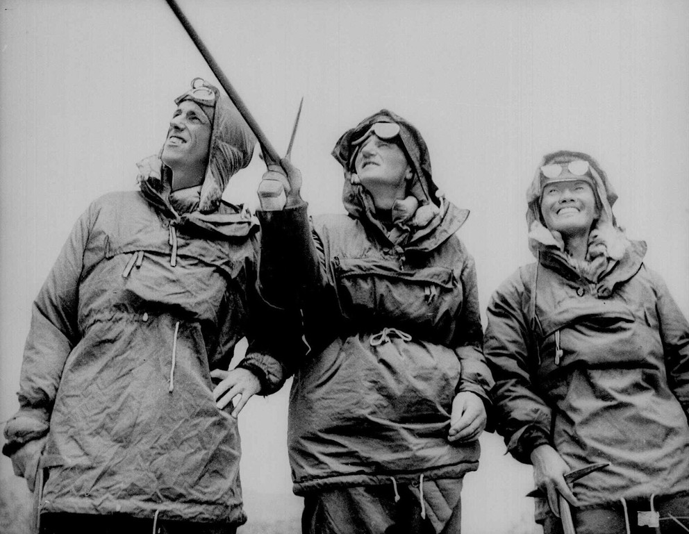 Zľava: Edmund Hillary, John Hunt a šerpa Tenzing Norgay.