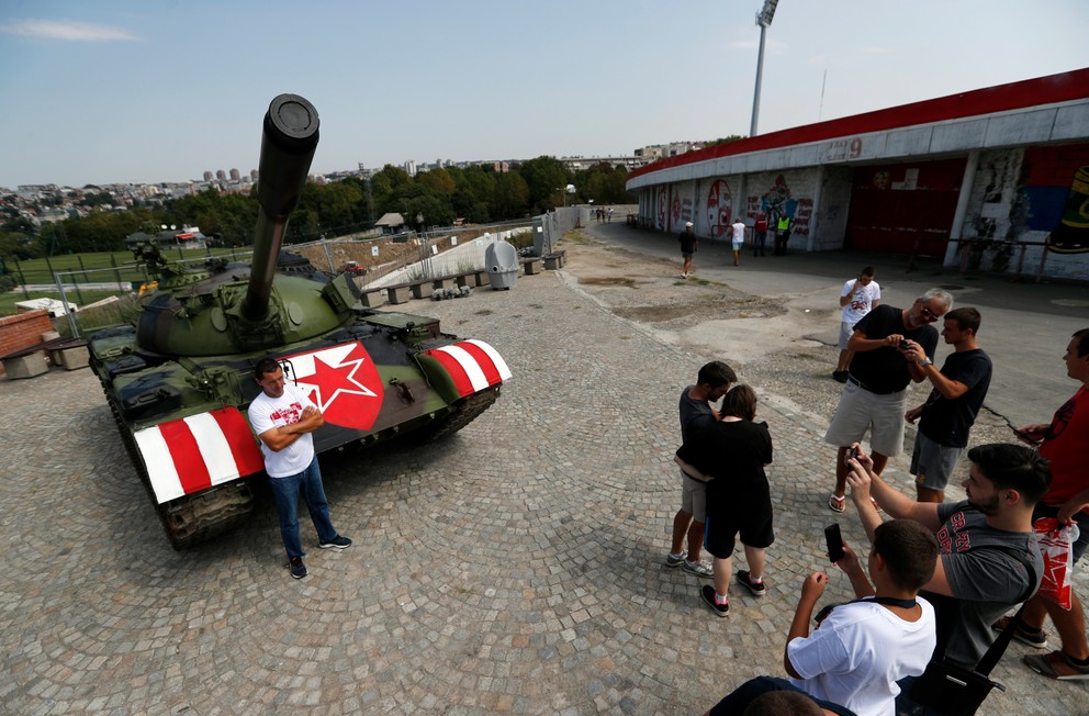 Tank pred štadiónom CZ Belehrad.