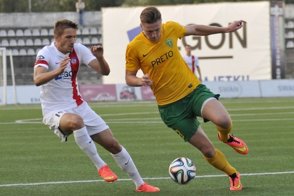 Milan Škriniar (vpravo) v drese MŠK Žilina v dueli s AS Trenčín.