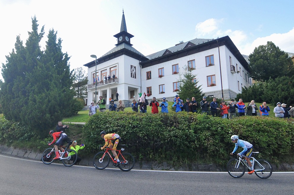 Cyklisti stúpajú na horskú prémiu v Starom Smokovci na Okolo Slovenska 2019.