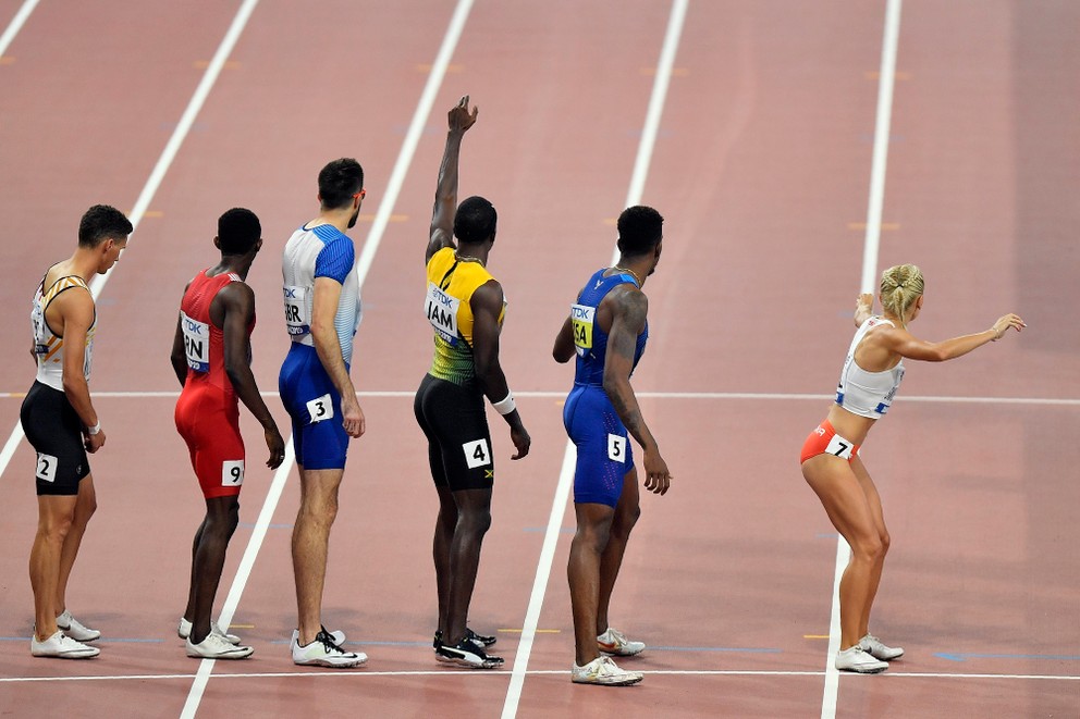Zmiešaná štafeta v behu na 4x400 metrov na MS v atletike. Poradie pretekárov si tímy určovali individuálne.