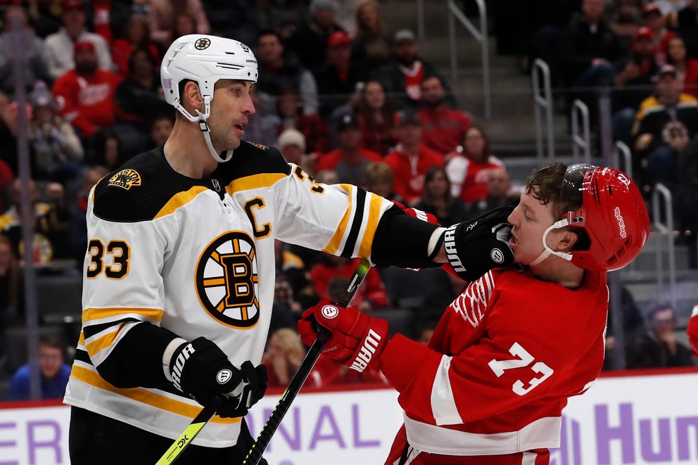 Zdeno Chára v súboji s Adamom Ernem v zápase základnej časti NHL 2019/2020 Detroit Red Wings - Boston Bruins.