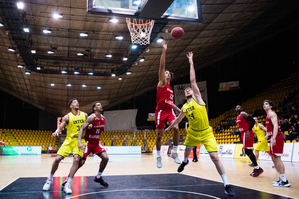 Zľava: Lee Skinner z BK Inter Bratislava, Betinho Gomes a Arnette Hallman, obaja z SL Benfica a David Abrhám z BK Inter Bratislava počas basketbalového zápasu 6. kola A-skupiny Európskeho pohára FIBA mužov 2019/2020 medzi BK Inter Bratislava - SL Benfica.