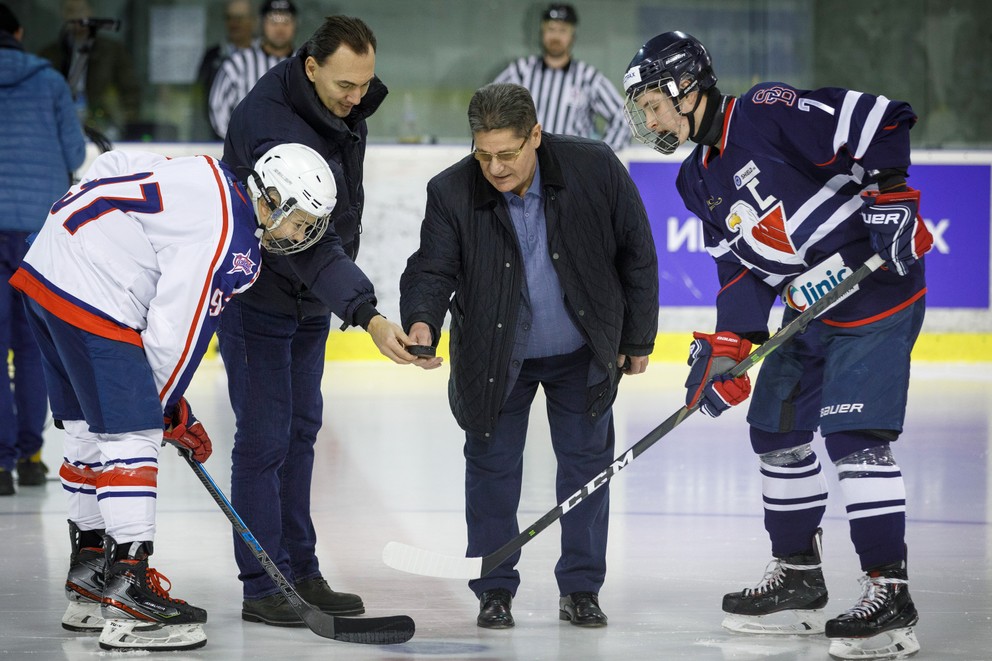 Prezident Slovenského zväzu ľadového hokeja (SZĽH) Miroslav Šatan a ruská hokejová legenda Sergej Michajlovič Makarov počas vhadzovania úvodného buly.