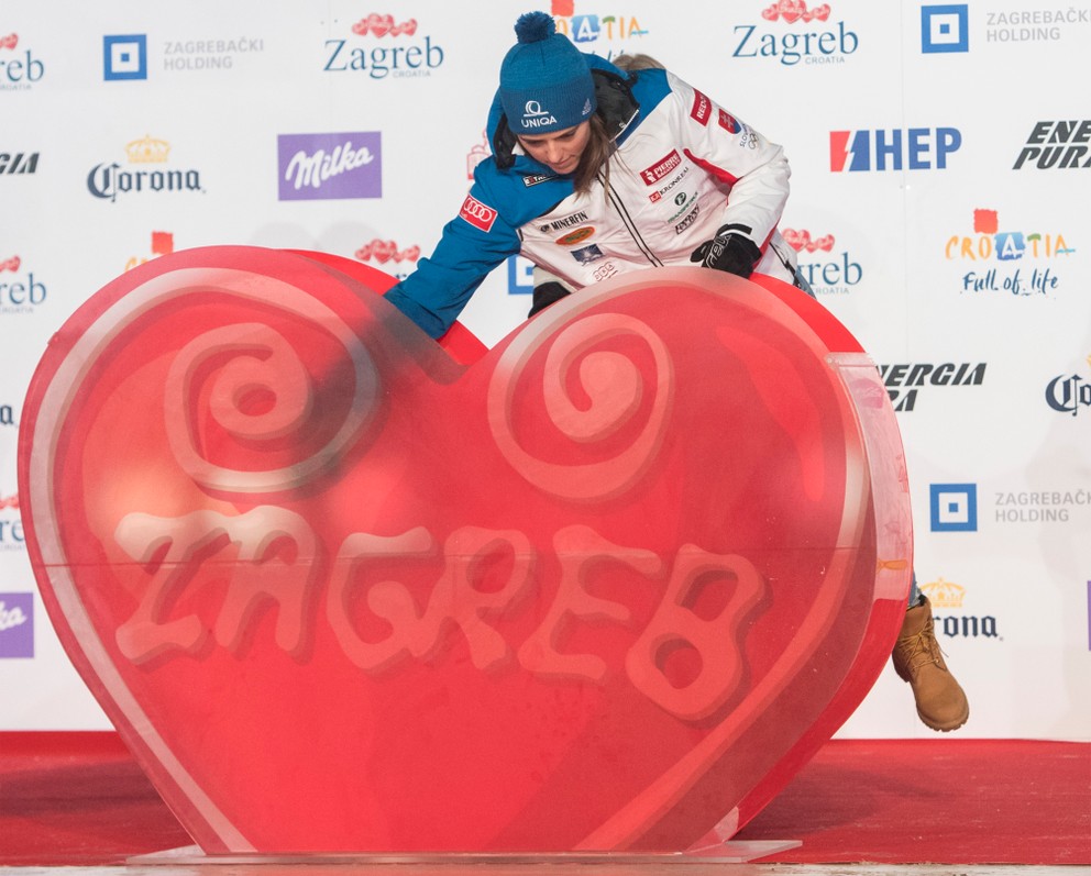 Slovenská lyžiarka Petra Vlhová si žrebuje poradové číslo.