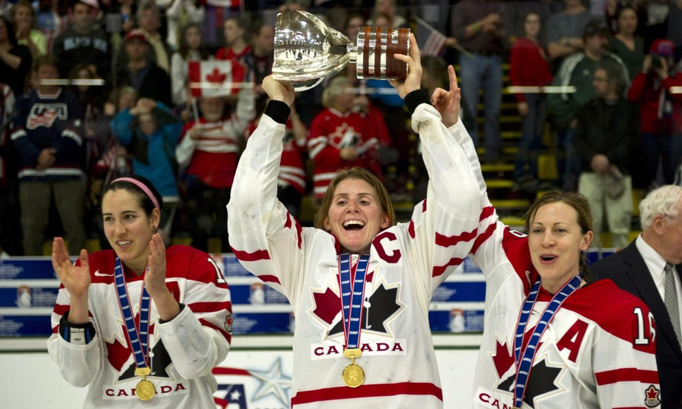 Hayley Wickenheiserová (v strede) postoj vedenia MOV kritizovala, bývalá kanadská hokejistka je členka komisie športovcov MOV.