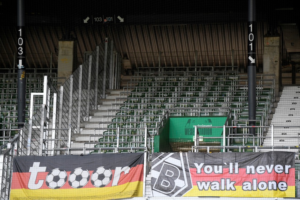 Prázdna tribúna s transparentmi pred zápasom 28. kola nemeckej Bundesligy Werder Brémy - Borussia Mönchengladbach.