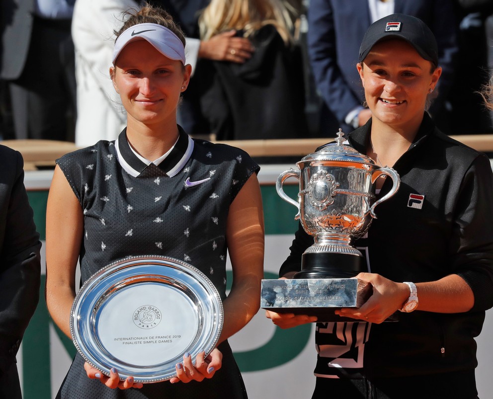 Markéta Vondroušová (vľavo) sa vlani šokujúco dostala až do finále Roland Garros, kde podľahla Ashleigh Bartyovej.