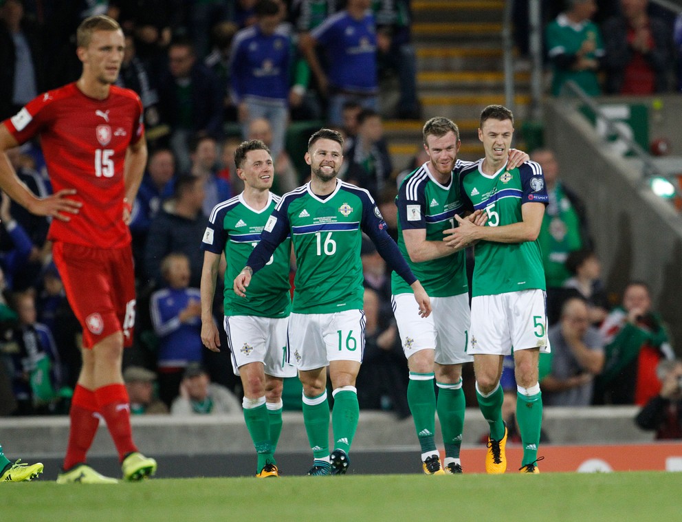 Jonny Evans (vpravo) so svojimi reprezentačnými spoluhráčmi.