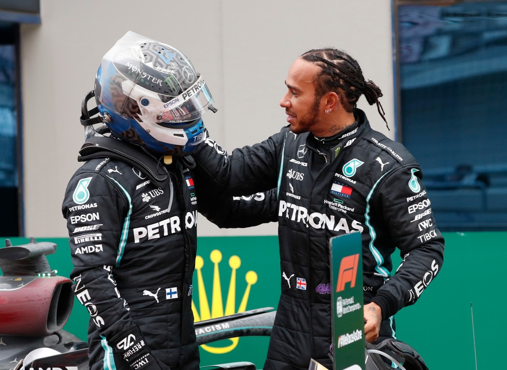 Valtteri Bottas (vľavo) gratuluje Lewisovi Hamiltonovi k zisku titulu.
