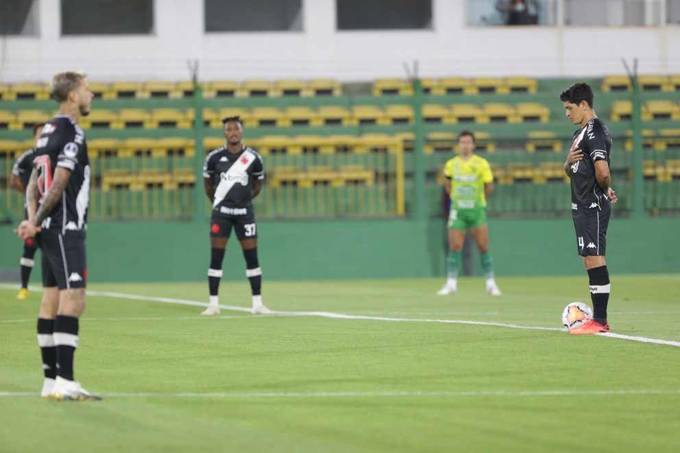 Hráči brazílskeho Vasco da Gama a argentínskeho Defensa y Justicia stoja počas minúty ticha na počesť Diega maradonu pred zápasom Juhoamerického pohára v Buenos Aires.