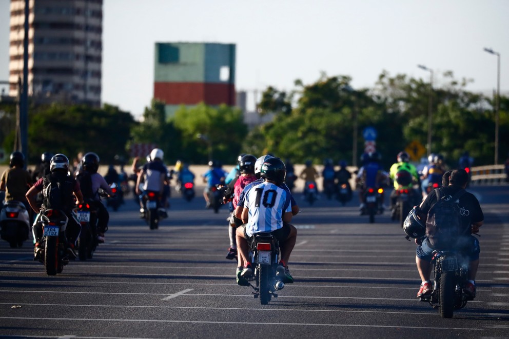 Fanúšikovia na motocykloch sprevádzajú vozidlo s rakvou Diega Maradonu v uliciach Buenos Aires. 