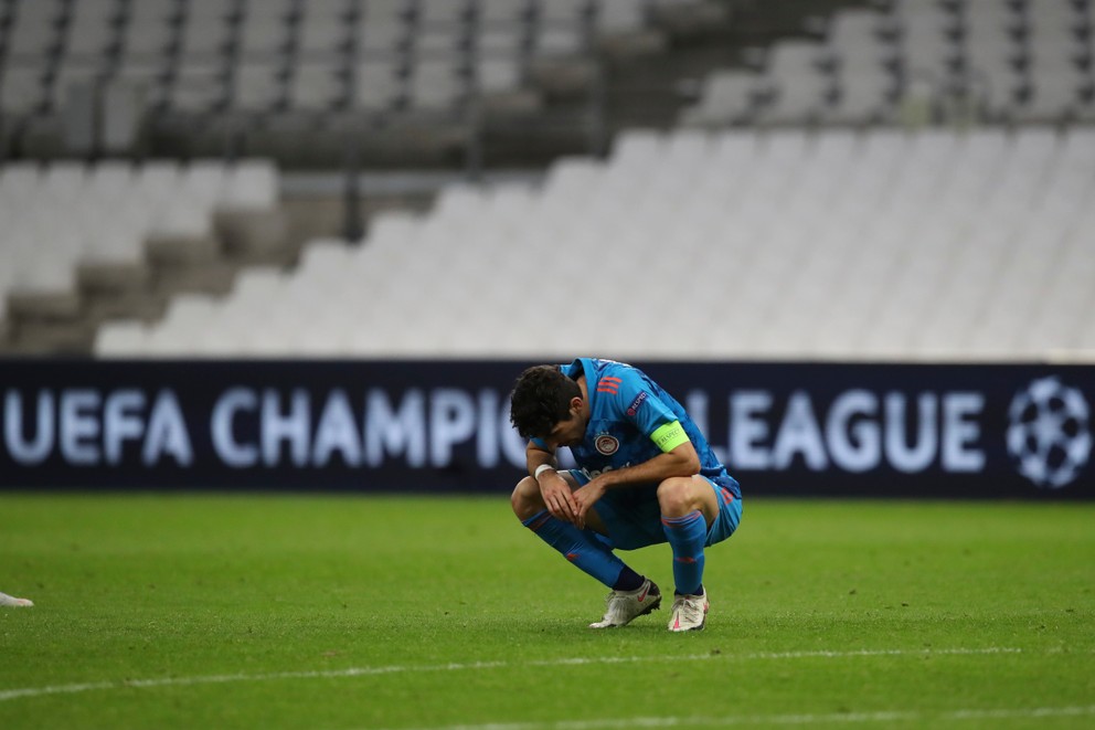 Kapitán Olympiacosu Pireus Andreas Bouchalakis po zápase smútil. Jeho tím po prehre na ihrisku posledného Marseille stratilo šancu na postup.