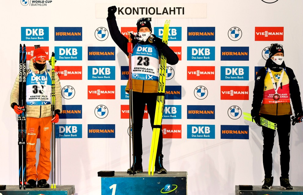 Pohľad na stupne víťazov. Zľava Arnd Peiffer, Tarjei Bö a Johannes Thingnes Bö