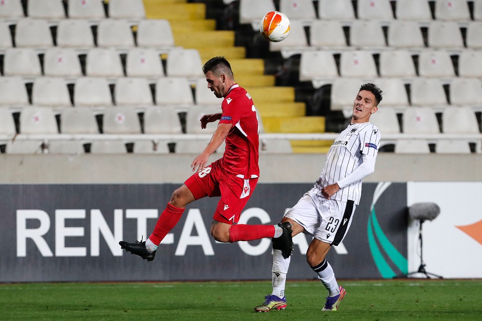 Slovenský útočník Michal Ďuriš (v červenom) v zápase proti PAOK Solún. 