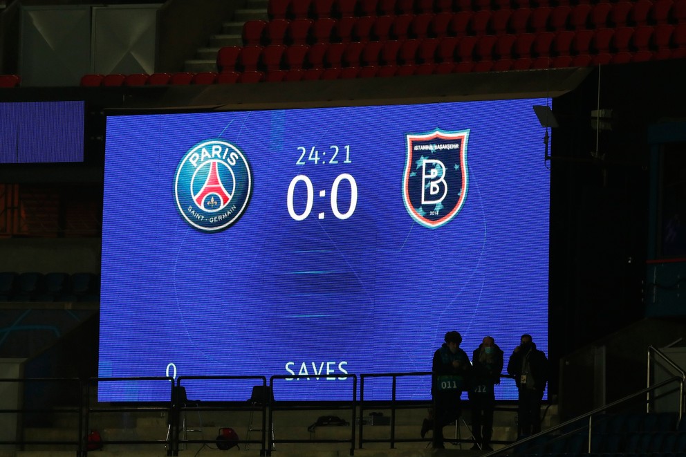 V zápase Ligy majstrov Paríž St. Germain - Basaksehir sa neodohralo ani 25 minút. 