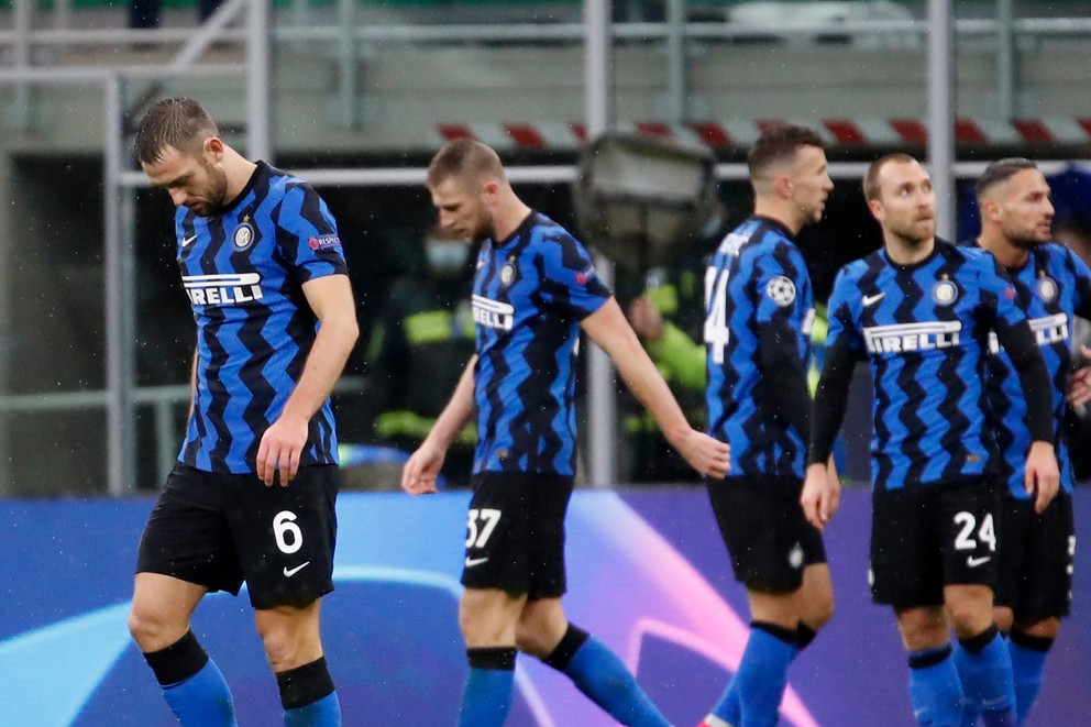 Sklamaní hráči Interu Miláno po zápase so Šachtarom Doneck. Milan Škriniar je druhý zľava.