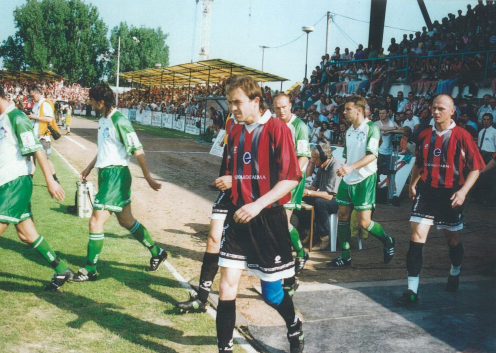 Nástup hráčov na ihrisko pred zápasom MŠK Rimavská Sobota - Spartak Trnava v závere sezóny 1996/1997.