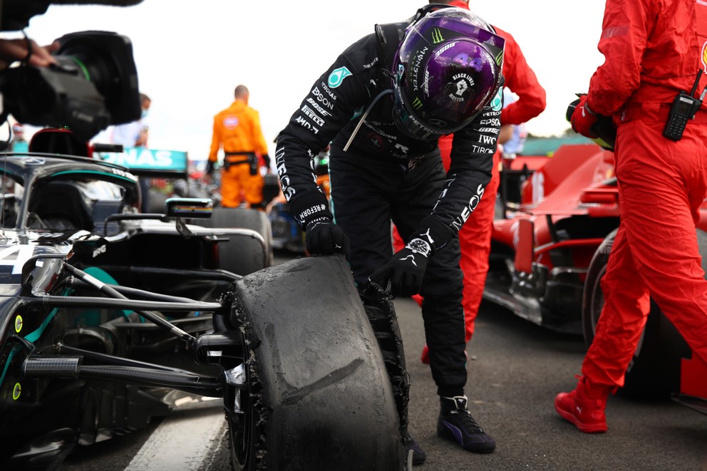Lewis Hamilton si prezerá ľavé predné koleso, na ktorom dostal v poslednom kole defekt. 