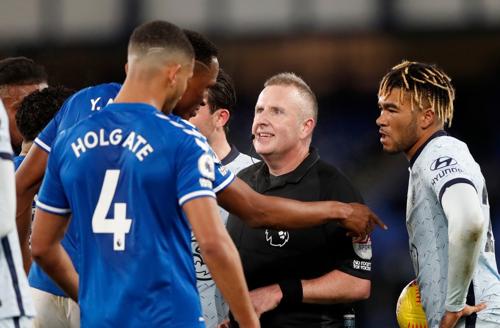 Rozhodca Jonathan Moss v diskusii s hráčmi v zápase Everton - Chelsea.