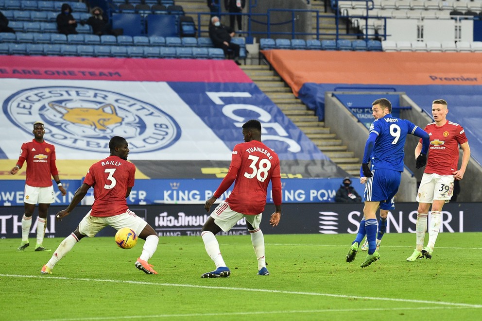 Jamie Vardy (v modrom drese) strieľa vyrovnávajúci gól. 