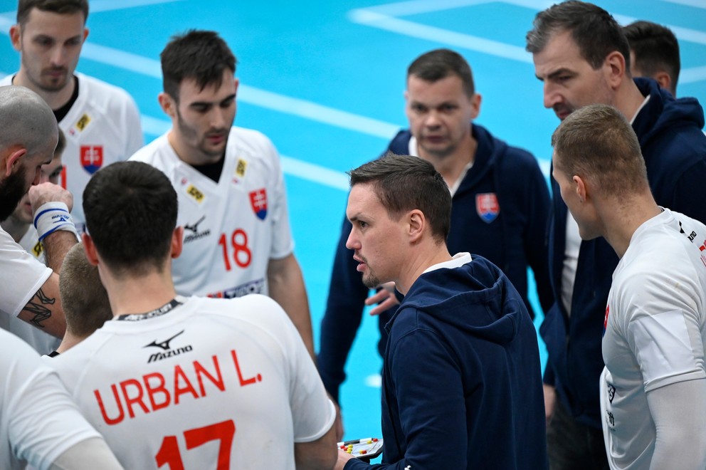 Reprezentačný tréner Slovenska Peter Kukučka sa prihovára k hráčom.