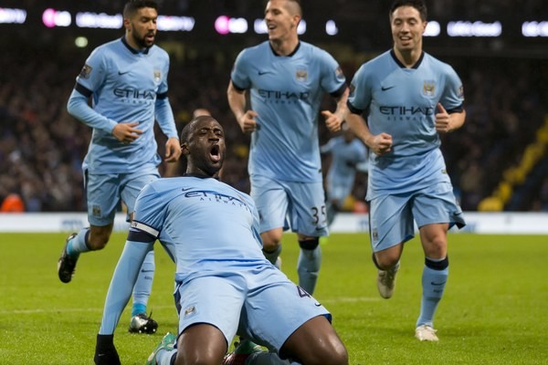 Yaya Toure (druhý zľava) oslabuje so spoluhráčmi Manchester City gól.