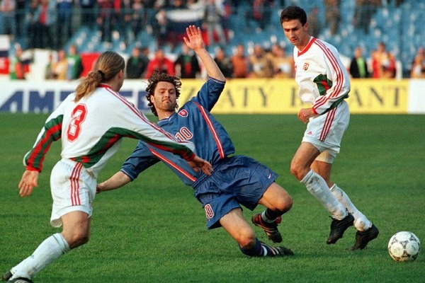 Peter Dubovský (č.10) v kvalifikačnom zápase na Tehelnom poli o postup na ME 2000. Písal sa 31. marec 1999 a Slovensko remizovalo s Maďarskom 0:0.