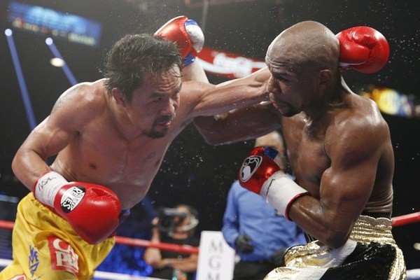 Manny Pacquiao (vľavo) v súboji proti Floydovi Mayweatherovi.