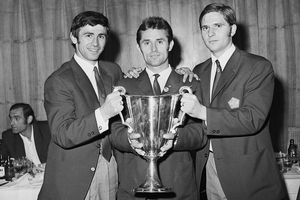 Vladimír Hrivnák (vľavo), Ľudovít Cvetler a Ján Čapkovič pózujú s trofejou za víťazstvo v Pohári víťazov pohárov 1969.