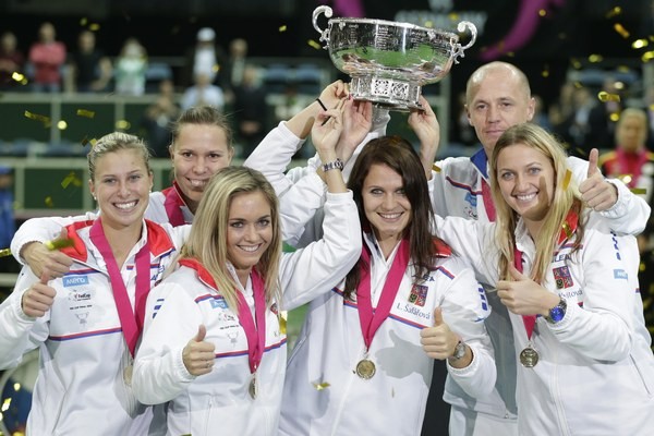 Český FED Cupový tím zľava Andrea Hlaváčková, Klára Koukalová, Lucie Šafářová, Petr Pála a Petra Kvitová.