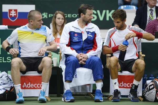 Martin Kližan (vpravo), Michal Mertiňák (vľavo) a nehrajúci kapitán Miloslav Mečíř.