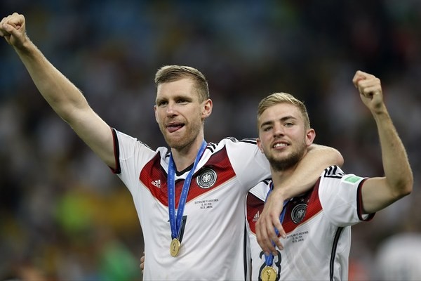 Kramer (vpravo) a Mertesacker po finále MS v Brazílii.