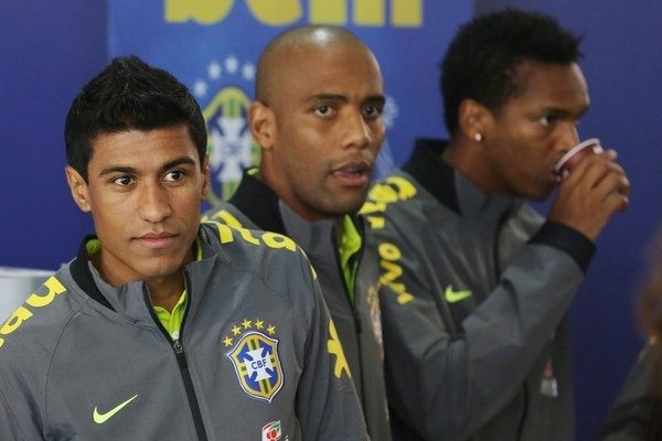 Zľava brazílski futbalisti Paulinho, Maicon a Jô.