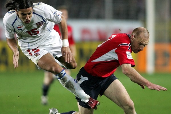 Český útočník Milan Baroš /vľavo/ v súboji s Nórom Erikom Hagenom v odvetnom barážovom stretnutí o postup na futbalové MS 2006 v Nemecku.
