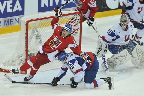 Semifinále majstrovstiev sveta 2012 v Helsinkách. Na snímke Čech Petr Koukal (vľavo) bránený Marekom Hovorkom, vpravo Ján Laco. Slováci vyhrali 3:1.