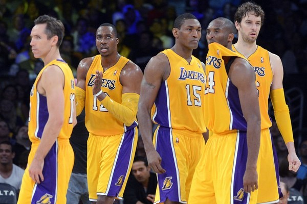 Hráči Los Angeles Lakers zľava: Steve Nash, Dwight Howard, Metta World Peace, Kobe Bryant a Paul Gasol v sezóne 2012/2013