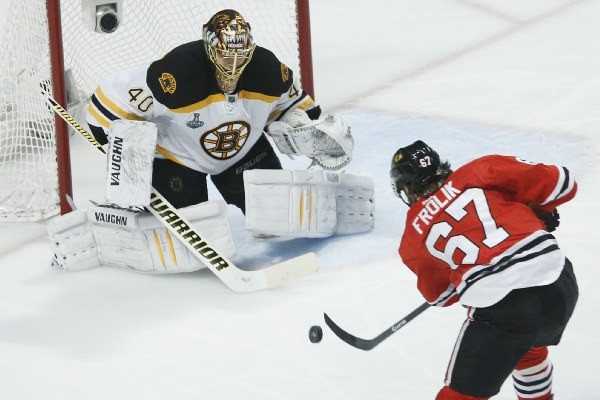 Michael Frolík strieľa na brankára Tuukku Ruska v piatom zápase finále NHL. 