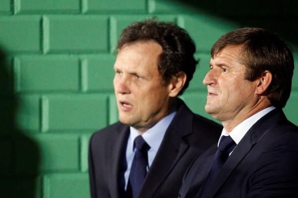 Tréneri slovenskej futbalovej reprezentácie Stanislav Griga (vľavo) a Michal Hipp.