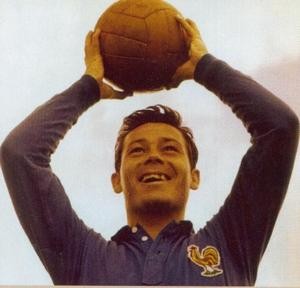 Francúz Just Fontaine. Vo Švédsku 1958 dal sám 13 gólov.