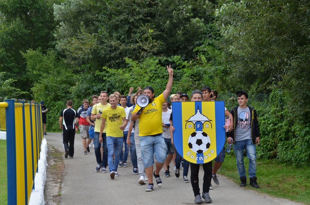 Fanúšikovia. Rožňavských fans viedol oddaný fanúšik MFK, spevák Robo Šimko.