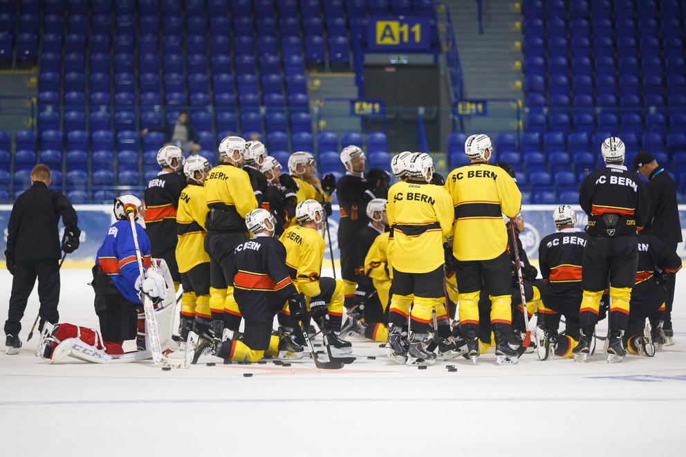 Tímová porada. Hráči Bernu brali tréning s plnou vážnosťou.