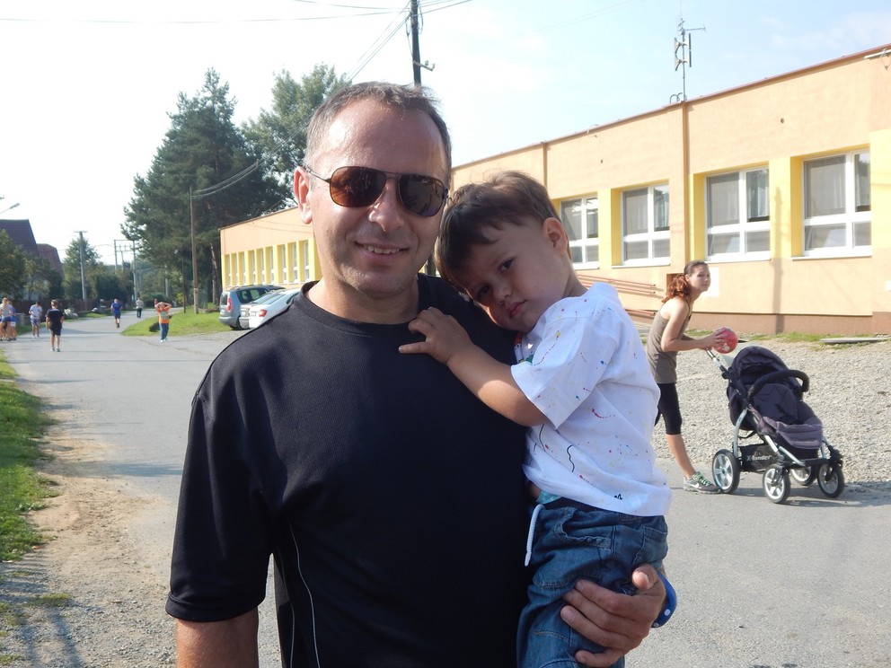 Učiteľ Marek Šimco so synom. Malý Marek bol najmenším účastníkom behu. 